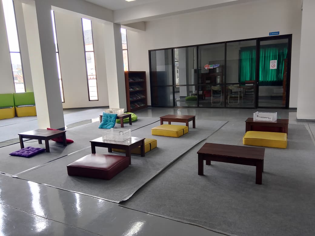 Baca di tempat